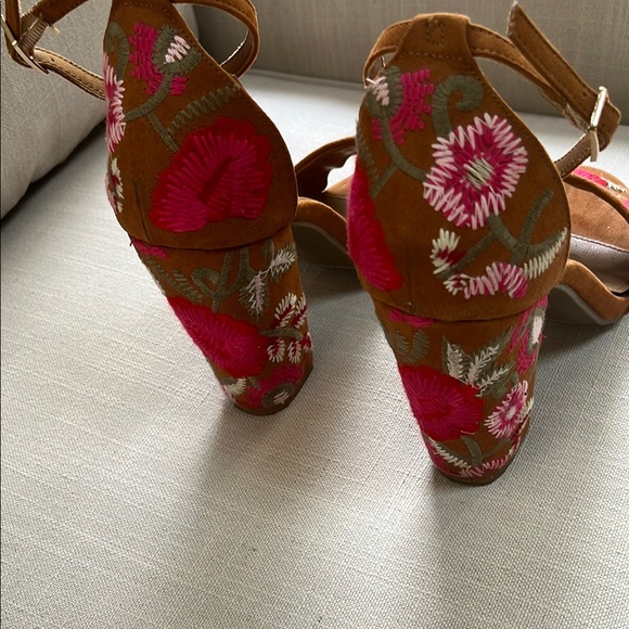 Brown Faux Suede Heels with Embroidered Pink Flowers Size 9 - Picture 4 of 5